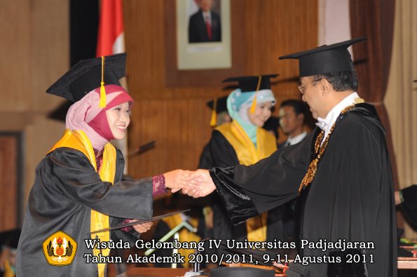 wisuda-fe-oleh-rektor-140