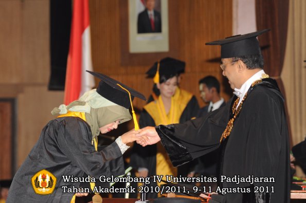 wisuda-fe-oleh-rektor-142