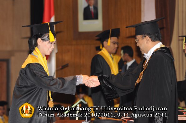 wisuda-fe-oleh-rektor-143