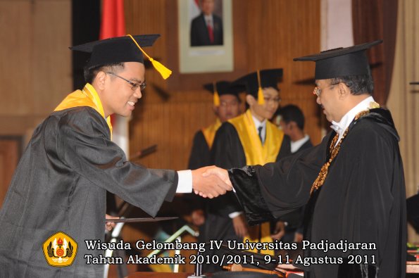 wisuda-fe-oleh-rektor-144