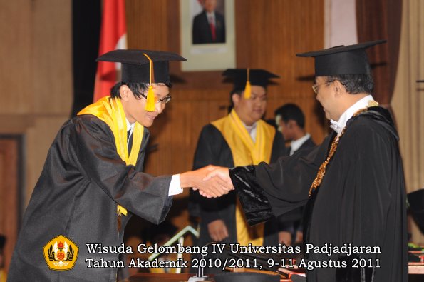 wisuda-fe-oleh-rektor-145