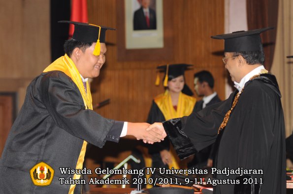 wisuda-fe-oleh-rektor-146