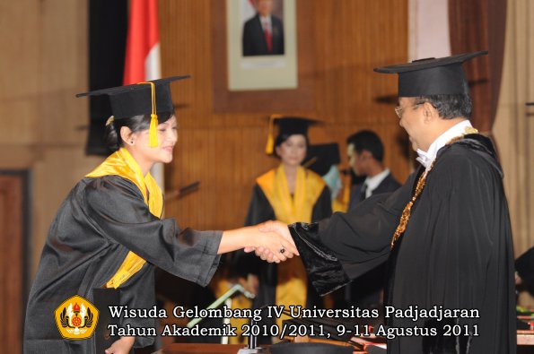 wisuda-fe-oleh-rektor-147