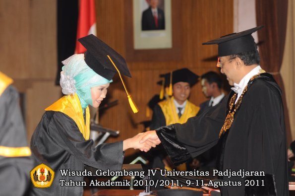 wisuda-fe-oleh-rektor-149