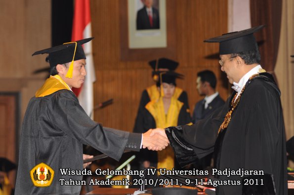 wisuda-fe-oleh-rektor-150