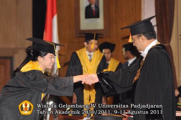 wisuda-fe-oleh-rektor-151