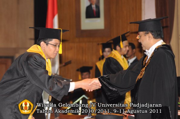 wisuda-fe-oleh-rektor-152