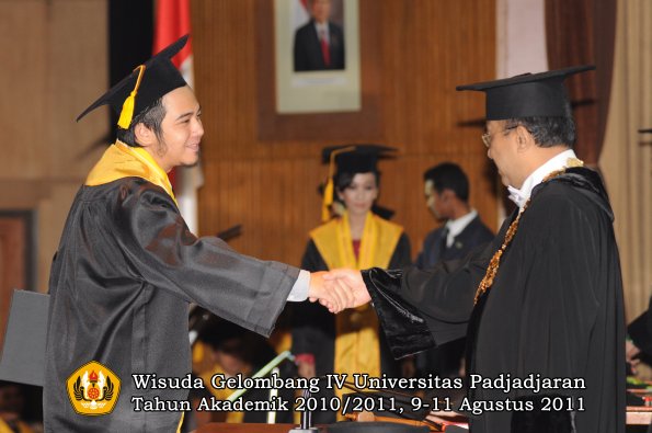 wisuda-fe-oleh-rektor-153