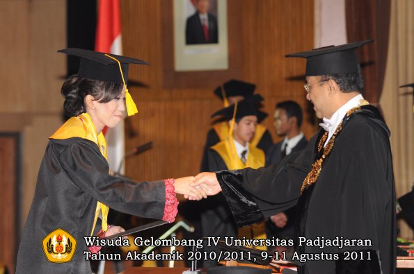 wisuda-fe-oleh-rektor-154