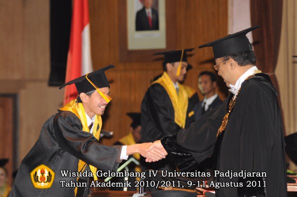 wisuda-fe-oleh-rektor-155