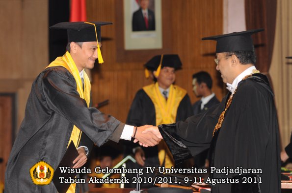 wisuda-fe-oleh-rektor-156