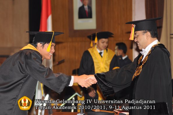 wisuda-fe-oleh-rektor-157