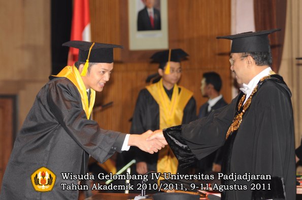 wisuda-fe-oleh-rektor-158