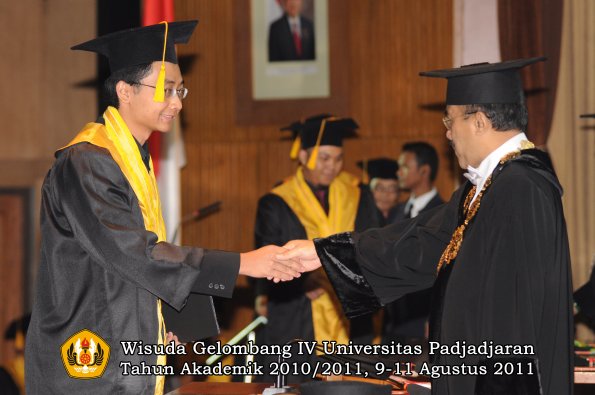 wisuda-fe-oleh-rektor-159