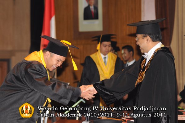 wisuda-fe-oleh-rektor-160