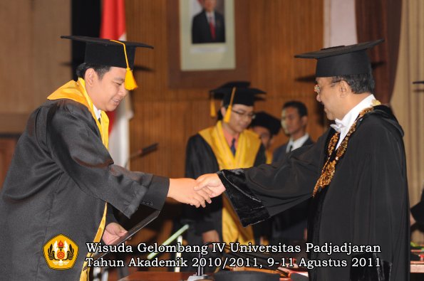 wisuda-fe-oleh-rektor-161