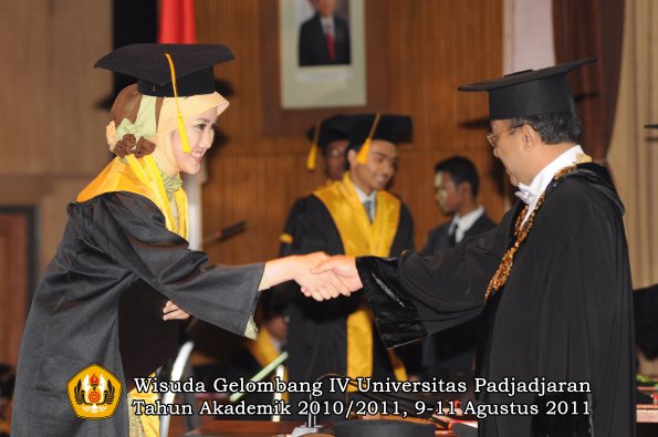 wisuda-fe-oleh-rektor-163