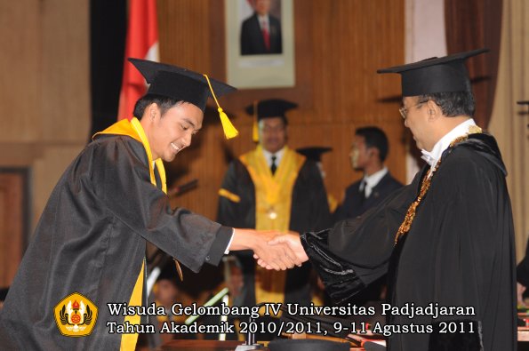 wisuda-fe-oleh-rektor-164