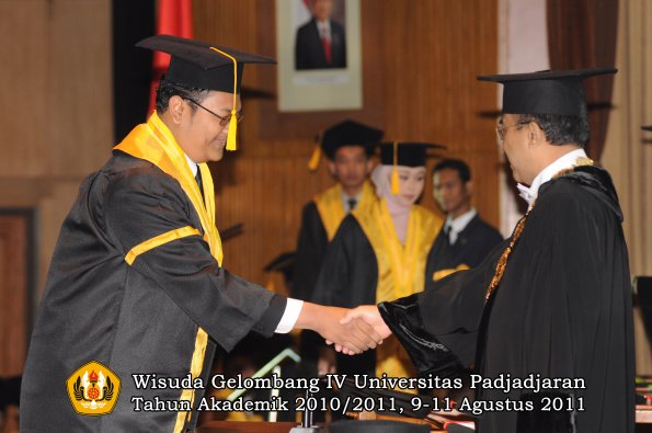 wisuda-fe-oleh-rektor-165