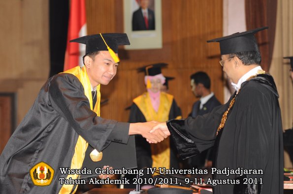 wisuda-fe-oleh-rektor-167