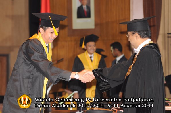 wisuda-fe-oleh-rektor-169