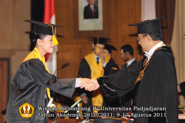 wisuda-fe-oleh-rektor-171