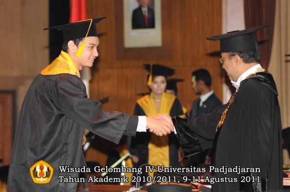 wisuda-fe-oleh-rektor-172