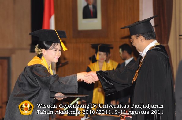 wisuda-fe-oleh-rektor-173