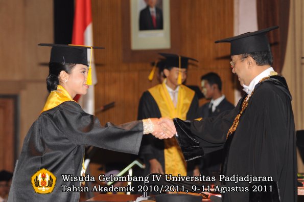 wisuda-fe-oleh-rektor-174