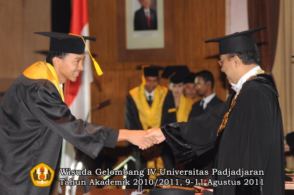 wisuda-fe-oleh-rektor-175