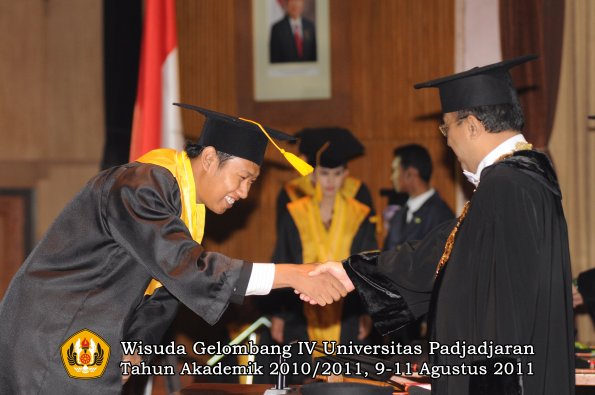 wisuda-fe-oleh-rektor-176