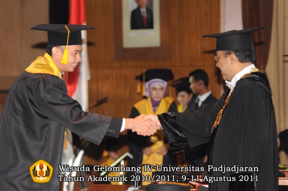 wisuda-fe-oleh-rektor-178