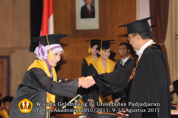 wisuda-fe-oleh-rektor-179