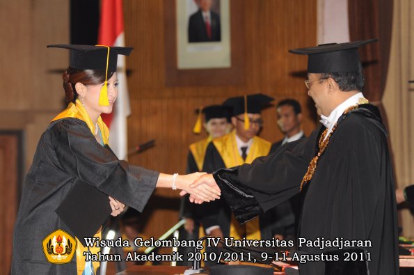 wisuda-fe-oleh-rektor-181