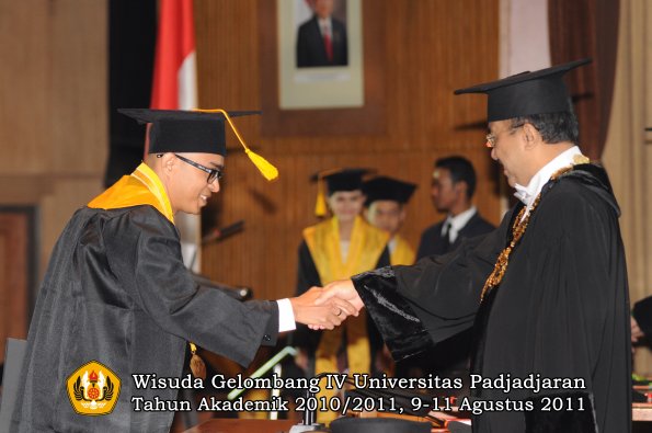 wisuda-fe-oleh-rektor-182