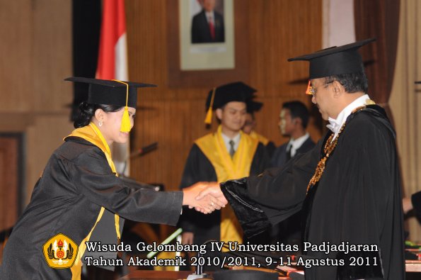 wisuda-fe-oleh-rektor-183