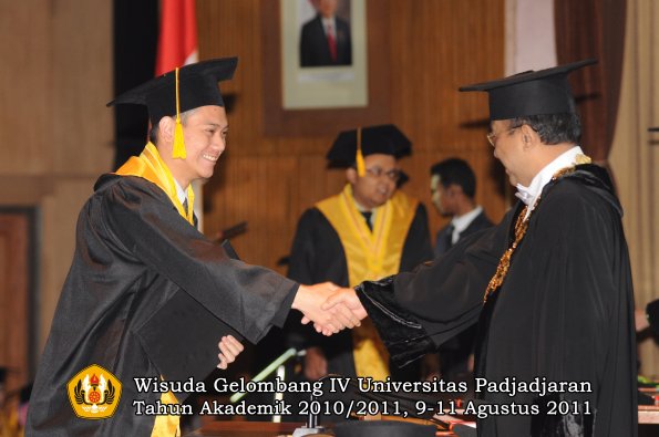 wisuda-fe-oleh-rektor-184