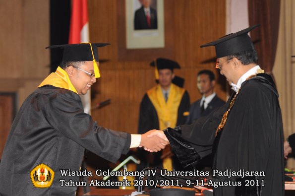 wisuda-fe-oleh-rektor-185