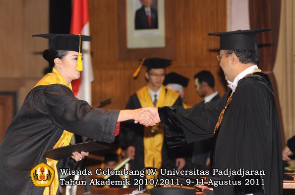 wisuda-fe-oleh-rektor-192