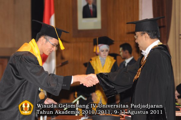 wisuda-fe-oleh-rektor-193