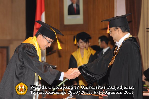 wisuda-fe-oleh-rektor-195