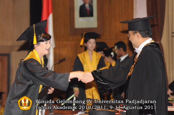 wisuda-fe-oleh-rektor-201