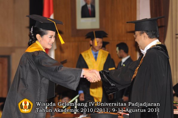 wisuda-fe-oleh-rektor-204