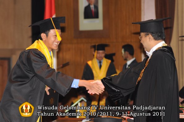 wisuda-fe-oleh-rektor-205