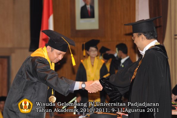 wisuda-fe-oleh-rektor-206