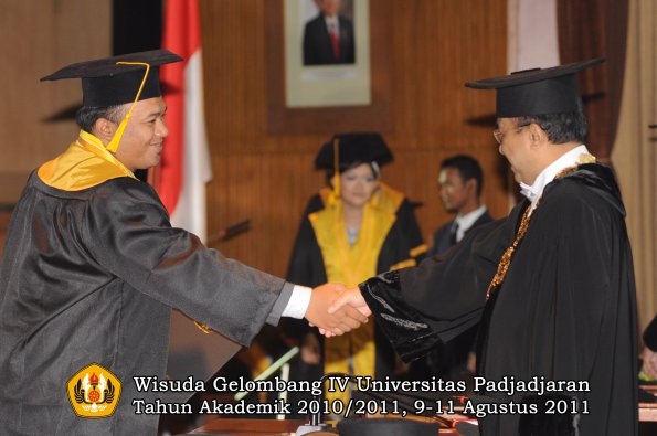 wisuda-fe-oleh-rektor-208