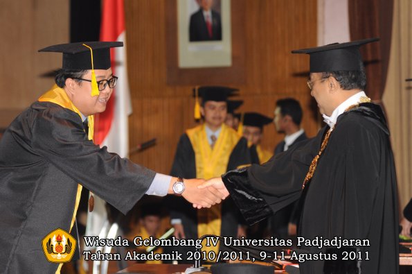 wisuda-fe-oleh-rektor-210