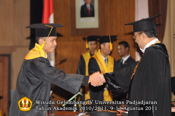 wisuda-fe-oleh-rektor-212