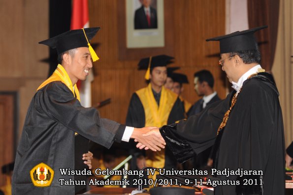 wisuda-fe-oleh-rektor-213