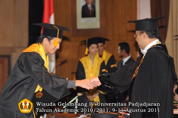 wisuda-fe-oleh-rektor-214